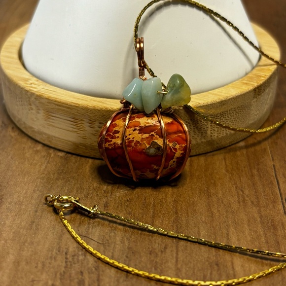 Pumpkin wire wrapped pendant, artisan handmade. - Picture 2 of 5
